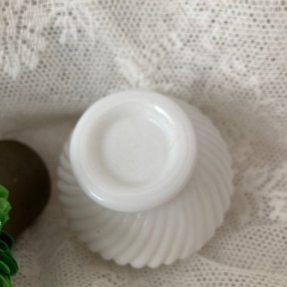 Vintage Avon Milk Glass Vase/Display Dish - Picture 4 of 6